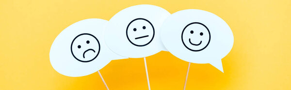 КИЕВ, УКРАИНА - 5 августа 2019 года: панорамный снимок декораций со смайликами на речевых пузырях и палочками на оранжевом
 