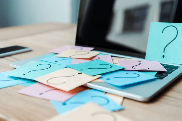 Selective Focus Sticky Notes Question Marks Laptop Blank Screen — Stock Photo, Image