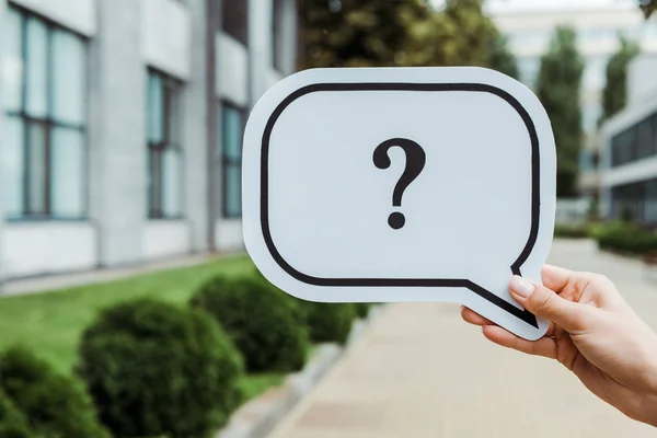 Cropped View Woman Holding Speech Bubble Question Mark Building — Stock Photo, Image