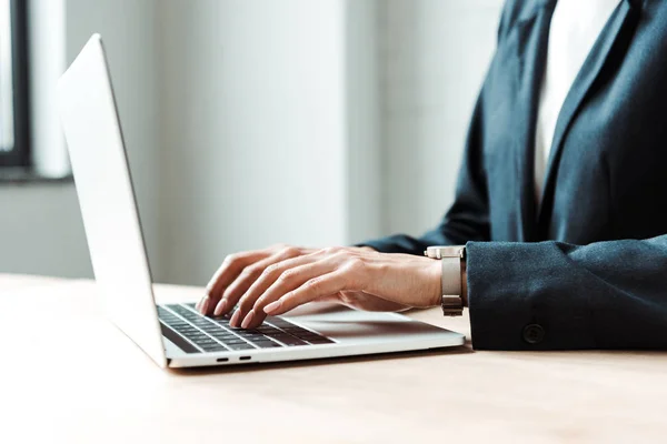 Vista Recortada Mujer Escribiendo Ordenador Portátil Oficina — Foto de Stock