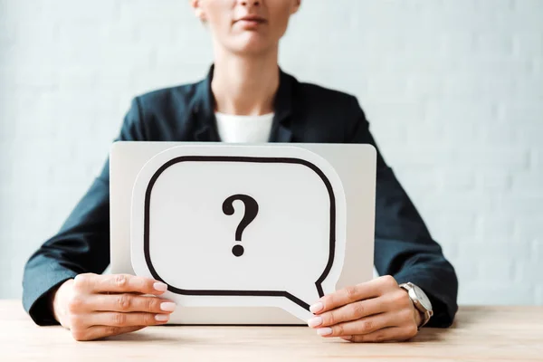 Cropped View Woman Holding Black Speech Bubble Question Mark Desk — Stock Photo, Image