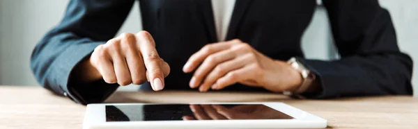 Plano Panorámico Mujer Apuntando Con Dedo Tableta Digitla Con Pantalla — Foto de Stock