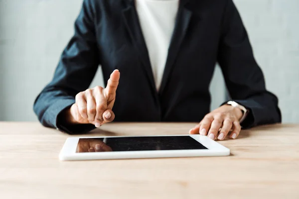 Vista Recortada Mujer Apuntando Con Dedo Tableta Digitla Con Pantalla —  Fotos de Stock