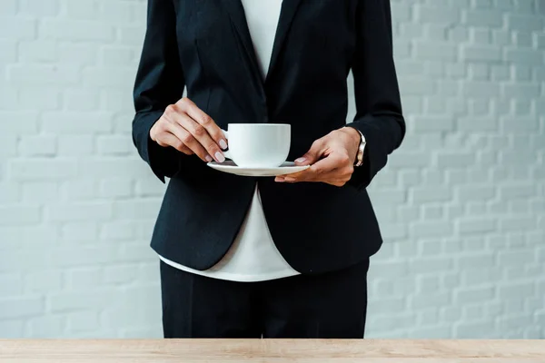 Vue Recadrée Femme Tenant Tasse Avec Café Soucoupe Bureau — Photo