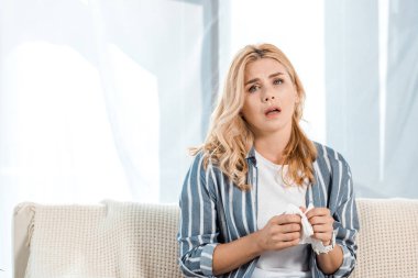 hasta kadın kanepede oturan ve peçete tutan 