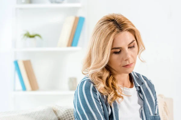 Mujer Frustrada Con Mal Humor Sala Estar — Foto de Stock