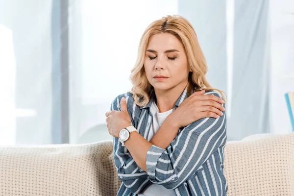 Vrouw Met Gesloten Ogen Raken Schouders Thuis — Stockfoto