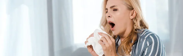 自宅でナプキンを持ち くしゃみをする女性のパノラマショット — ストック写真
