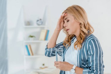 su ile cam tutarken alındokunmadan yorgun kadın 