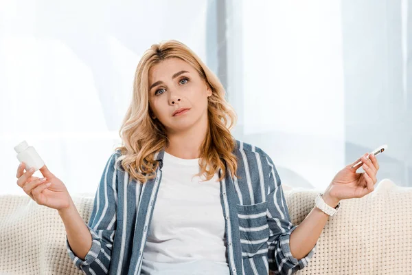 Mujer Enferma Sosteniendo Botella Termómetro Electrónico Mirando Cámara — Foto de Stock