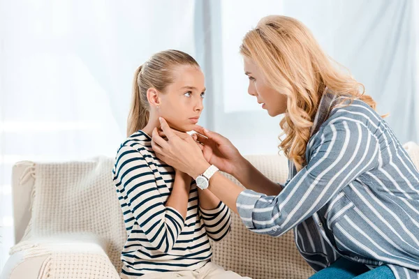 Bezorgd Moeder Aanraken Zieke Dochter Woonkamer — Stockfoto