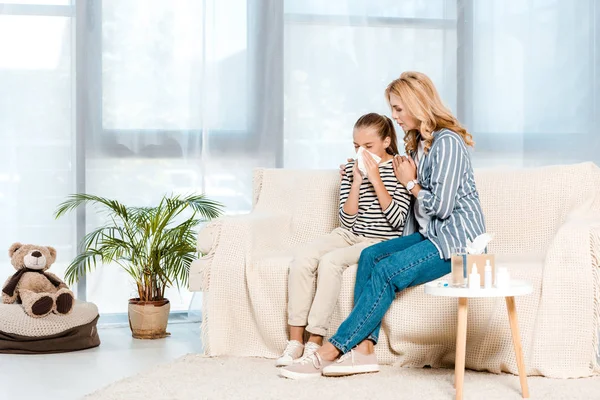 Madre Sentada Con Hija Enferma Estornudando Tejido Casa —  Fotos de Stock