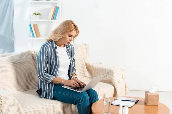 Woman Using Laptop Glass Water Tissue Box Home — Stock Photo, Image