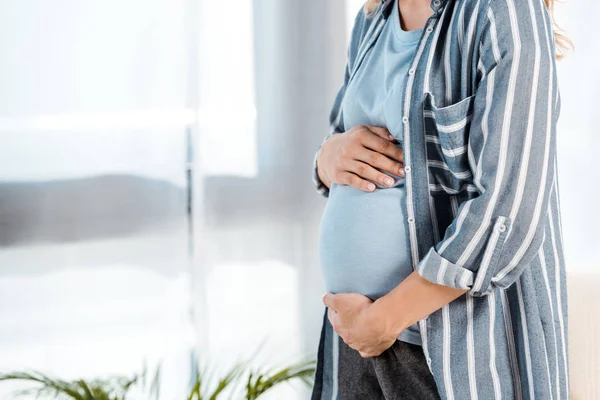 Ausgeschnittene Ansicht Einer Schwangeren Mutter Die Ihren Bauch Hause Berührt — Stockfoto