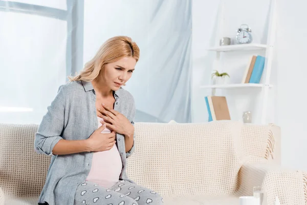 Mujer Embarazada Enferma Sentada Sofá Sala Estar — Foto de Stock