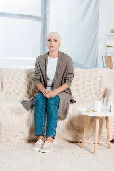 Άρρωστη Γυναίκα Καρκίνο Κάθεται Στον Καναπέ Κοντά Στο Τραπέζι — Φωτογραφία Αρχείου