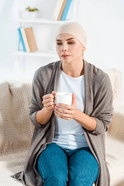 Mujer Enferma Con Pañuelo Cabeza Sosteniendo Taza Con — Foto de Stock