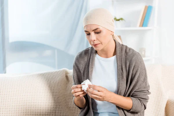 Kranke Frau Mit Kopftuch Hält Gewebe Sitzen Auf Sofa — Stockfoto