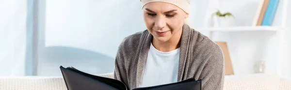 Panoramische Shot Van Zieke Vrouw Met Hoofd Sjaal Houden Fotoalbum — Stockfoto