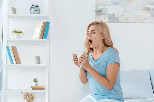 Sick Woman Sitting Bed Sneezing While Holding Napkin — Stock Photo, Image