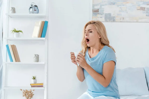 Mujer Enferma Sentada Cama Estornudando Mientras Sostiene Servilleta — Foto de Stock