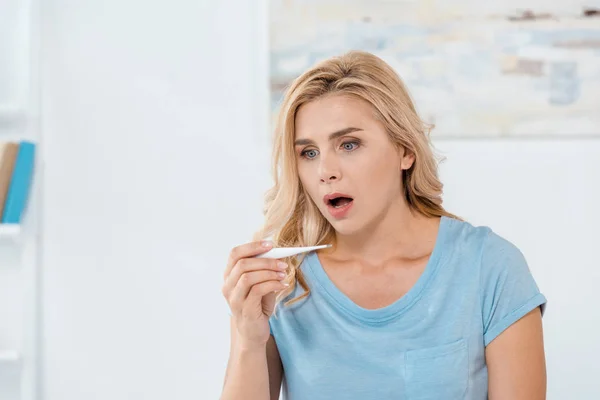 Mujer Conmocionada Sosteniendo Termómetro Digital Casa — Foto de Stock