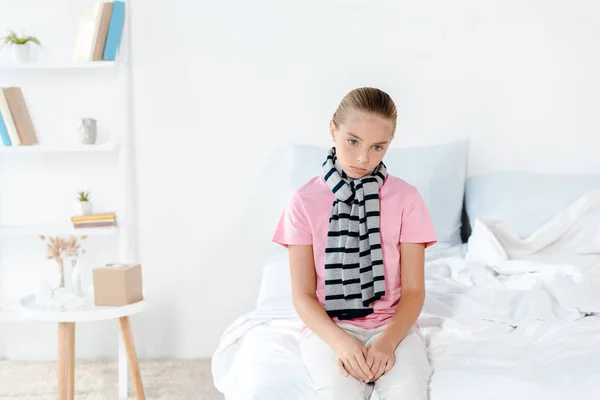 Zieke Jongen Sjaal Zittend Bed Thuis — Stockfoto