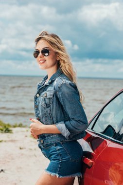 kot ceket ve şort kamera bakarak çekici kadın 