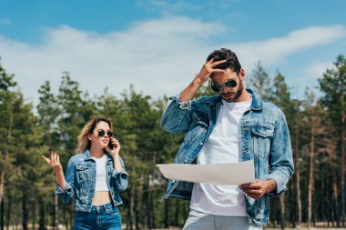 akıllı telefon ve yakışıklı adam harita ya bakarak konuşan çekici kadın