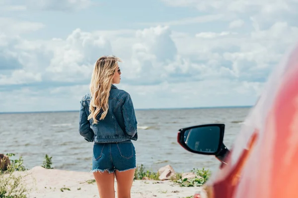 Visão Traseira Mulher Jaqueta Ganga Shorts Olhando Para Longe — Fotografia de Stock