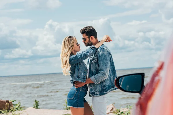 Mulher Atraente Homem Bonito Jaquetas Jeans Abraçando Fora — Fotografia de Stock