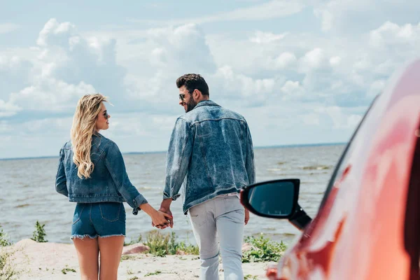 Attractive Woman Handsome Man Denim Jackets Holding Hands — Stock Photo, Image