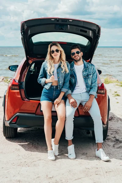 Mulher Atraente Homem Bonito Jaquetas Jeans Sorrindo Fora — Fotografia de Stock