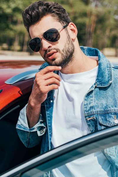 Güneş Gözlüğü Kot Ceket Araba Yakınında Duran Yakışıklı Adam — Stok fotoğraf