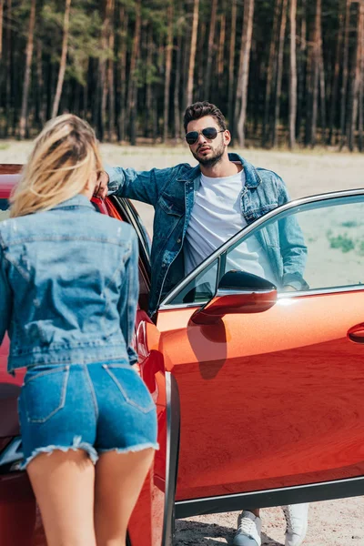 Frau Und Schöner Mann Jacke Stehen Neben Auto — Stockfoto