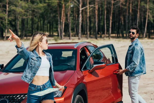 Mujer Atractiva Sosteniendo Mapa Hablando Con Hombre Guapo Chaqueta — Foto de Stock