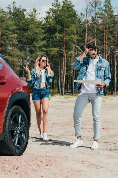 Mulher Atraente Falando Smartphone Homem Bonito Olhando Para Mapa — Fotografia de Stock