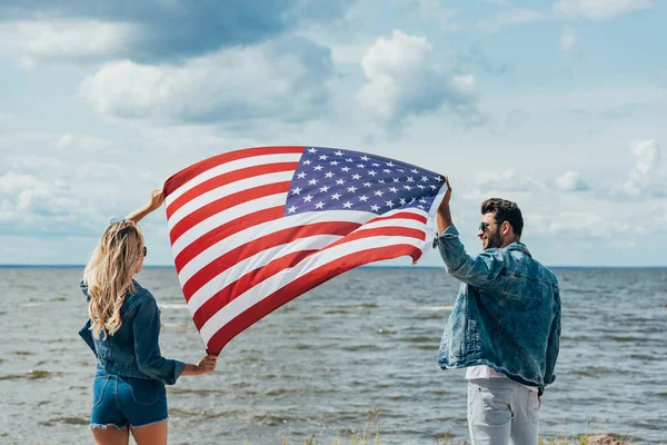 Sarışın Kadın Ceket Adam Amerikan Bayrağı Tutan — Stok fotoğraf