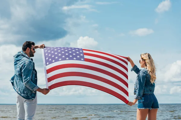 Mulher Loira Homem Casaco Segurando Bandeira Americana — Fotografia de Stock
