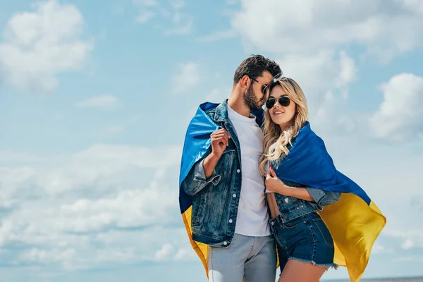 Attractive Woman Handsome Man Smiling Holding Ukrainian Flag — Stock Photo, Image