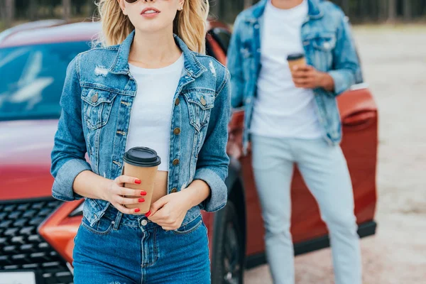 Vista Cortada Mulher Homem Jaquetas Jeans Segurando Copos Papel — Fotografia de Stock