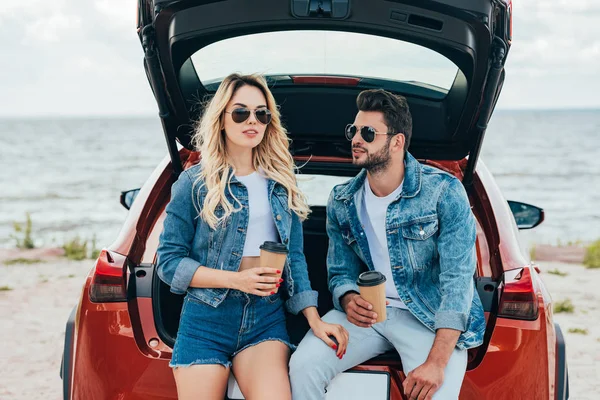 Mulher Atraente Homem Bonito Jaquetas Jeans Segurando Copos Papel — Fotografia de Stock