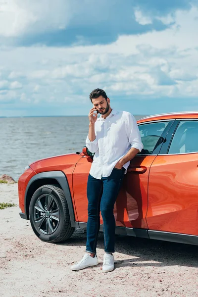 Handsome Man White Shirt Talking Smartphone — Stock Photo, Image