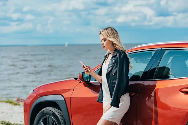 Mujer Atractiva Chaqueta Vestido Negro Usando Teléfono Inteligente Fuera — Foto de Stock