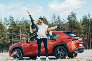 yakışıklı adam elbise çekici ve sarışın kadın tutarak 