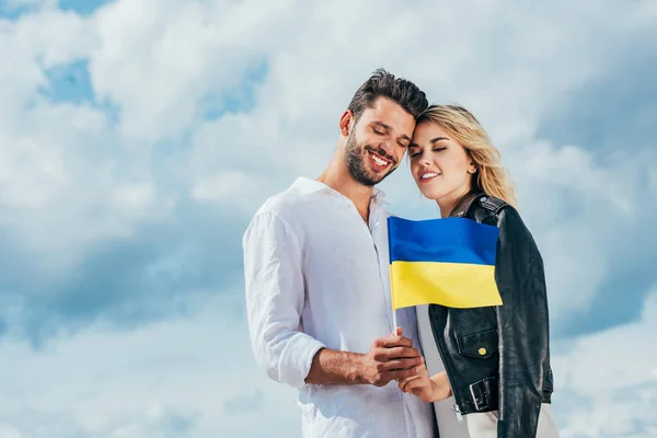 Attraktive Frau Und Schöner Mann Mit Ukrainischer Flagge Draußen — Stockfoto