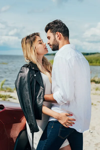 Mulher Atraente Bonito Homem Abraçando Beijando Fora — Fotografia de Stock