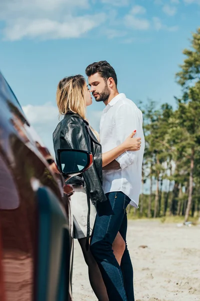 Attraktiv Kvinna Och Stilig Man Kramar Och Kysser Utanför — Stockfoto