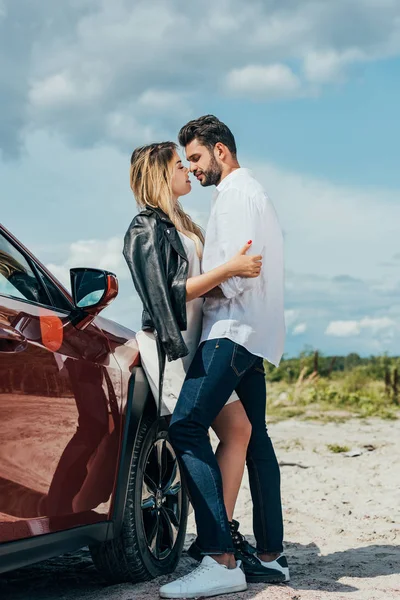 Attraente Donna Bello Uomo Abbracci Baci Fuori — Foto Stock