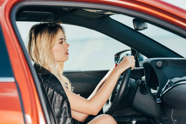 Seitenansicht Der Attraktiven Und Blonden Frau Schwarzer Jacke Die Auto — Stockfoto